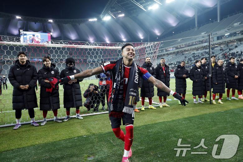 10일 오후 서울시 마포구 월드컵로 서울월드컵경기장에서 열린 AFC 챔피언스리그 엘리트(ACLE) 2025/26 리그 스테이지 6차전 FC서울과 멜버른시티FC의 경기 종료 후 진행된 환송행사에서 서울 린가드가 서포터즈 수호신과 함께 세리머니를 하고 있다. 2025.12.10/뉴스1 ⓒ News1 박정호 기자