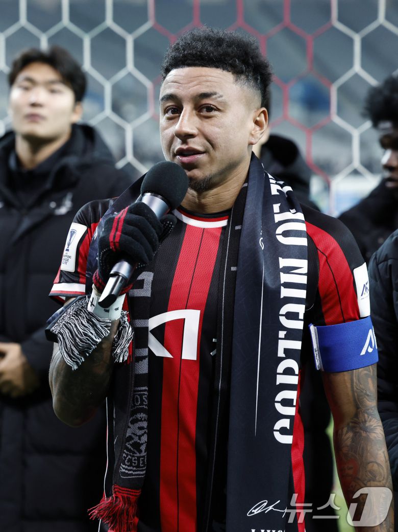 10일 오후 서울시 마포구 월드컵로 서울월드컵경기장에서 열린 AFC 챔피언스리그 엘리트(ACLE) 2025/26 리그 스테이지 6차전 FC서울과 멜버른시티FC의 경기 종료 후 진행된 환송행사에서 서울 린가드가 서포터즈 수호신에게 인사하고 있다. 2025.12.10/뉴스1 ⓒ News1 박정호 기자
