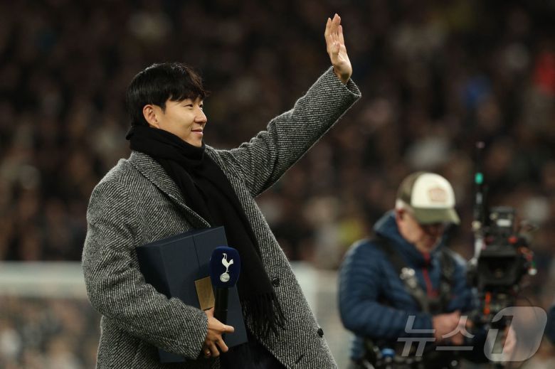 손흥민이 10일(한국시간) 열린 2025-26 UEFA 챔피언스리그 토트넘 홋스퍼-슬라비아 프라하전을 앞두고 팬들에게 인사하고 있다. ⓒ AFP=뉴스1