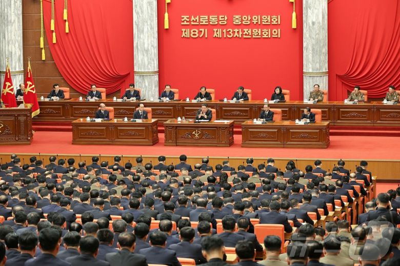 (평양 노동신문=뉴스1) = 북한 노동당 기관지 노동신문은 10일 "조선노동당 중앙위원회 제8기 제13차 전원회의 확대회의가 12월 9일 소집됐다"라고 보도했다. 김정은 당 총비서가 회의를 주재했다. [국내에서만 사용가능. 재배포 금지. DB 금지. For Use Only in the Republic of Korea. Redistribution Prohibited] rodongphoto@news1.kr