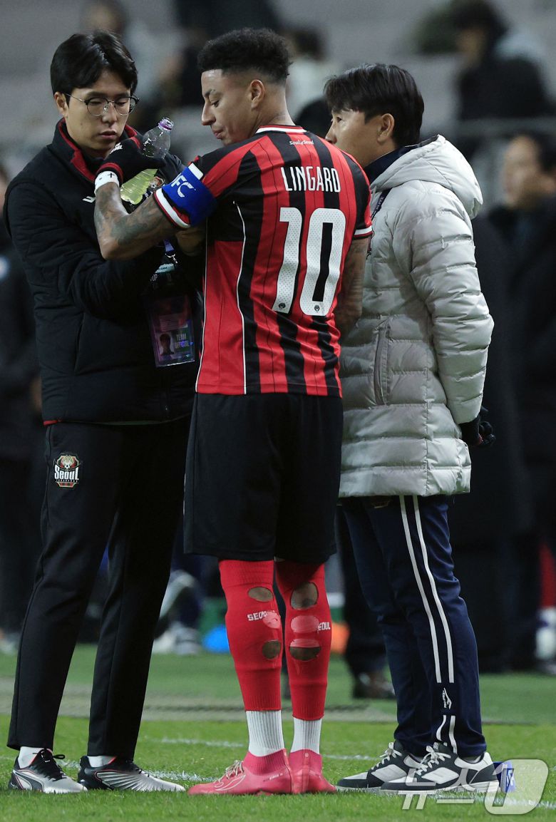 10일 오후 서울시 마포구 월드컵로 서울월드컵경기장에서 열린 AFC 챔피언스리그 엘리트(ACLE) 2025/26 리그 스테이지 6차전 FC서울과 멜버른시티FC의 경기에서 서울 김기동 감독이 린가드에게 작전 지시를 하고 있다. 2025.12.10/뉴스1 ⓒ News1 박정호 기자