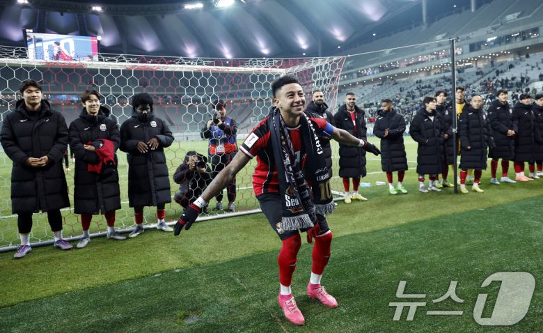 10일 오후 서울시 마포구 월드컵로 서울월드컵경기장에서 열린 AFC 챔피언스리그 엘리트(ACLE) 2025/26 리그 스테이지 6차전 FC서울과 멜버른시티FC의 경기 종료 후 진행된 환송행사에서 서울 린가드 서포터즈 수호신과 함께 세리머니를 하고 있다. 2025.12.10/뉴스1 ⓒ News1 박정호 기자