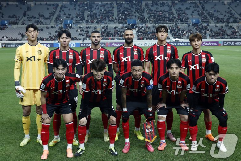 10일 오후 서울시 마포구 월드컵로 서울월드컵경기장에서 열린 AFC 챔피언스리그 엘리트(ACLE) 2025/26 리그 스테이지 6차전 FC서울과 멜버른시티FC의 경기에서 서울 주장 린가드와 베스트일레븐이 포즈를 취하고 있다. 2025.12.10/뉴스1 ⓒ News1 박정호 기자