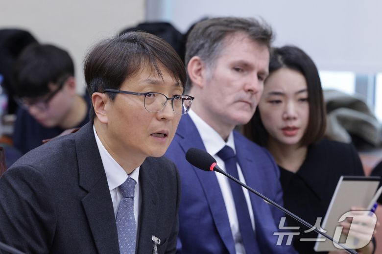 박대준 쿠팡 대표이사가 3일 서울 여의도 국회 정무위원회에서 열린 쿠팡 개인정보 유출 관련 현안질의에서 의원 질의에 답변하고 있다. 2025.12.3/뉴스1 ⓒ News1 신웅수 기자