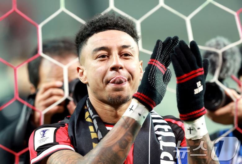 10일 서울 마포구 월드컵로 서울월드컵경기장에서 열린 2025~2026시즌 아시아축구연맹(AFC) 챔피언스리그 엘리트(ACLE) 리그 스테이지 6차전 FC서울과 멜버른 시티 경기 종료 후 진행된 환송행사에서 팬드렝게 박수로 인사하고 있다. 2025.12.10/뉴스1 ⓒ News1 이호윤 기자