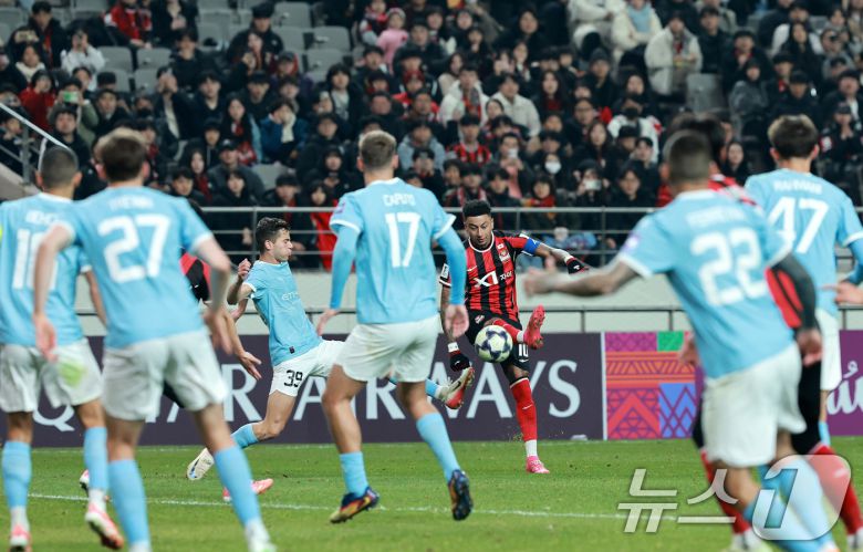 10일 서울 마포구 월드컵로 서울월드컵경기장에서 열린 2025~2026시즌 아시아축구연맹(AFC) 챔피언스리그 엘리트(ACLE) 리그 스테이지 6차전 FC서울과 멜버른 시티 경기에서 FC서울 린가드가 볼경합을 하고 있다. 2025.12.10/뉴스1 ⓒ News1 이호윤 기자