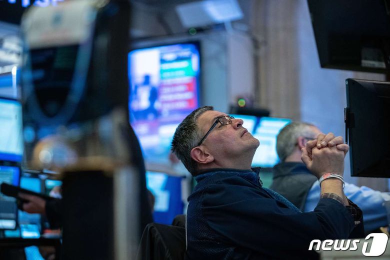 트레이더가 전광판을 보며 기도하고 있다. ⓒ AFP=뉴스1 ⓒ News1 우동명 기자