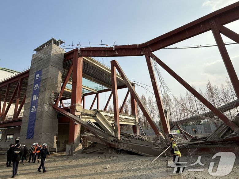 11일 오후 1시 58분쯤 광주 서구 치평동(상무지구)의 광주대표도서관 공사 현장에서 레미콘 타설 중 붕괴 사고가 발생했다. 사진은 사고 현장 모습. 2025.12.11/뉴스1 ⓒ News1 김태성 기자