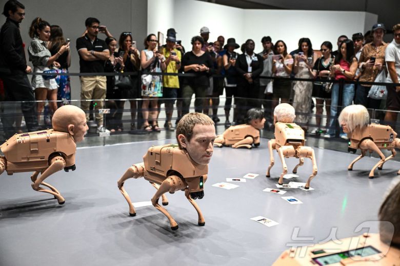 디지털 아티스트 '비플'이 미국 플로리다주 마이애미 비치 컨벤션센터에서 열린 '아트 바젤 2025' 박람회를 통해 선보인 유명인의 얼굴을 한 로봇개들. 2025.12.07 ⓒ AFP=뉴스1 ⓒ News1 이지예 객원기자