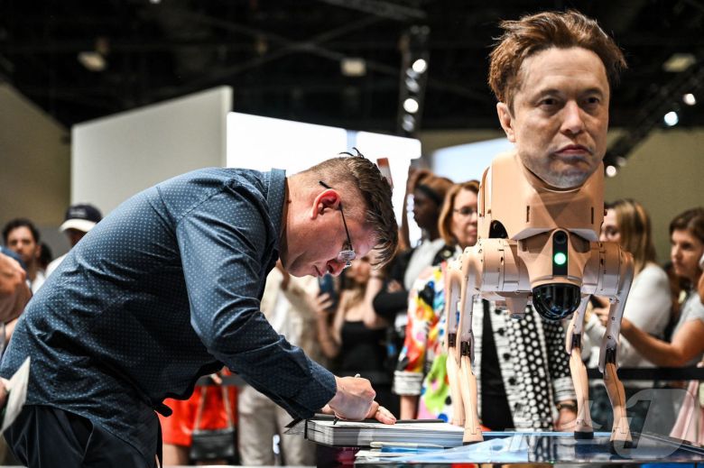 디지털 아티스트 '비플'이 미국 플로리다주 마이애미 비치 컨벤션센터에서 열린 '아트 바젤 2025' 박람회를 통해 선보인 유명인의 얼굴을 한 로봇개들. 2025.12.07 ⓒ AFP=뉴스1 ⓒ News1 이지예 객원기자