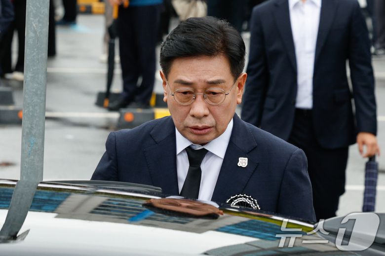 전진선 양평군수가 10월 14일 경기 양평군청에서 김건희 여사의 각종 의혹을 수사 중인 민중기 특별검사팀의 조사를 받은 후 숨진 양평군 단월면장의 영결식을 마친 뒤 이동하고 있다. 2025.10.14/뉴스1 ⓒ News1 안은나 기자