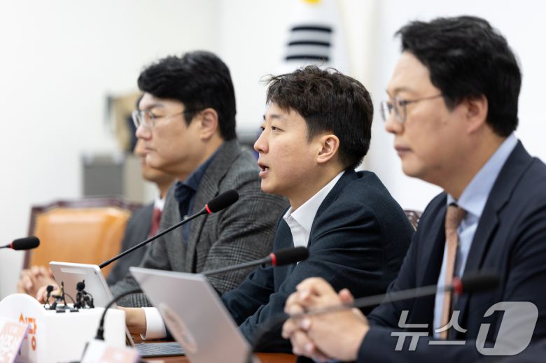 이준석 개혁신당 대표가 27일 서울 여의도 국회에서 열린 최고위원회의에서 모두발언하고 있다. 2025.10.27/뉴스1 ⓒ News1 이승배 기자