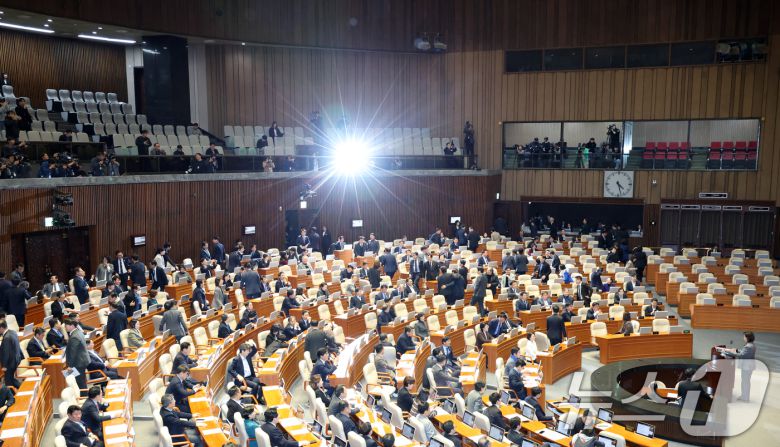 지난 9일 서울 여의도 국회에서 열린 제429회국회(정기회) 제16차 본회의에서 나경원 국민의힘 의원이 가맹사업법 개정안에 대한 무제한토론(필리버스터)에 돌입하자 더불어민주당 의원들이 본회의장을 떠나고 있다. 2025.12.9/뉴스1 ⓒ News1 이승배 기자