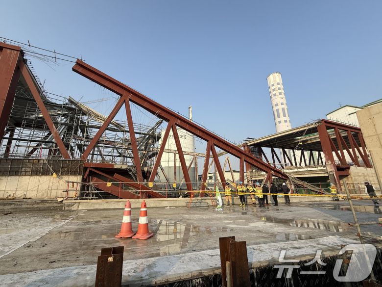 11일 오후 1시 58분쯤 광주 서구 치평동(상무지구)의 광주대표도서관 공사 현장에서 레미콘 타설 중 붕괴 사고가 발생해 4명이 매몰, 소방당국이 구조작업을 하고 있다. 2025.12.11/뉴스1 ⓒ News1 김태성 기자