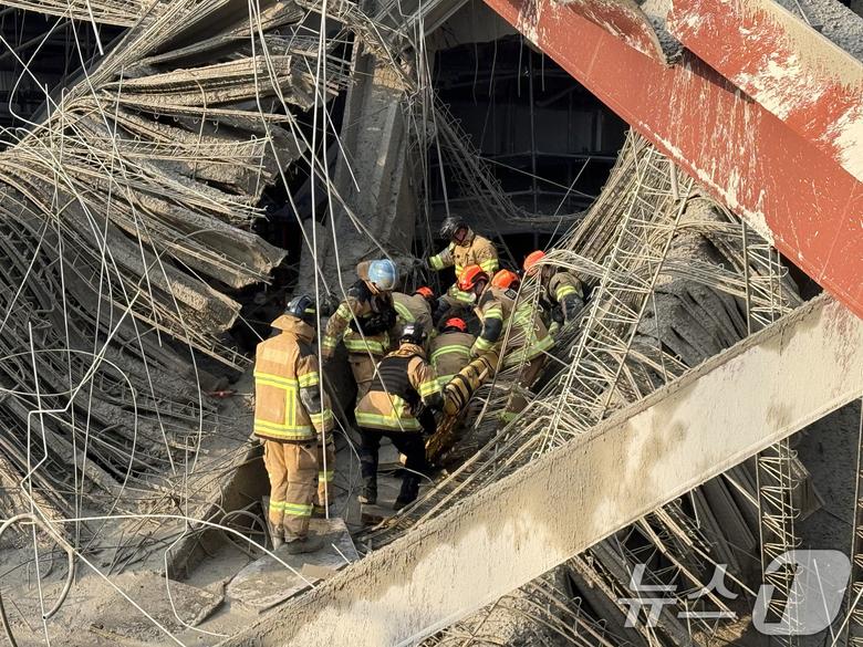 11일 오후 1시 58분쯤 광주 서구 치평동(상무지구)의 광주대표도서관 공사 현장에서 레미콘 타설 중 붕괴 사고가 발생해 4명이 매몰, 소방당국이 구조작업을 하고 있다. 2025.12.11/뉴스1 ⓒ News1 김태성 기자