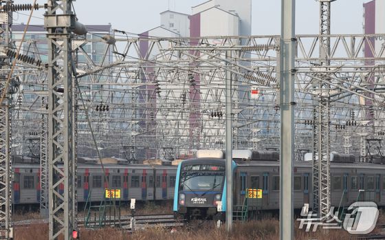 전국철도노동조합이 예고한 무기한 총파업이 하루 앞으로 다가온 10일 경기 오산시 수도권 전철 1호선 서동탄역에 전동차가 세워져 있다. 철도노조가 이날까지 2025년 임금 교섭의 핵심 요구 3가지가 해결되지 않을 경우 오는 11일 오전 9시부터 무기한 총파업에 돌입한다고 예고했다. 2025.12.10/뉴스1 ⓒ News1 김영운 기자