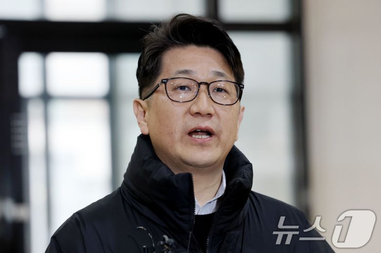 쿠팡 일용직 노동자 퇴직금 미지급 사건 수사 과정에서 외압이 있었다고 폭로한 문지석 검사가 11일 오전 서울 서초구 안권섭 특별검사팀 사무실에 참고인 신분으로 출석하며 발언하고 있다. 2025.12.11/뉴스1 ⓒ News1 이광호 기자