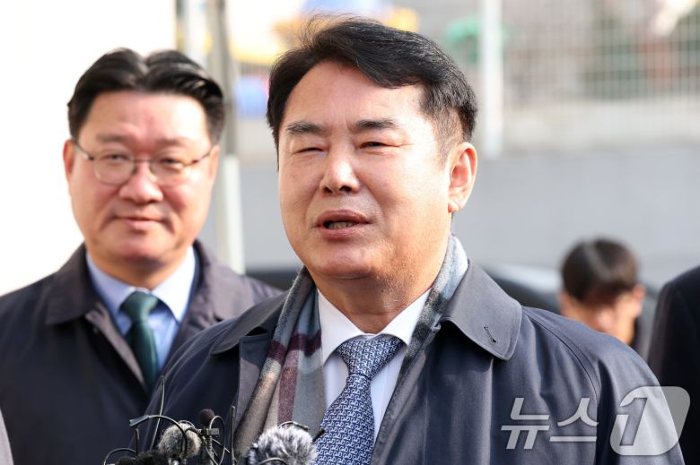 이정선 광주시교육감이 11일 오전 광주 동구 지방법원에서 열리는 사전구속영장 실질심사에 출석하기 전 발언하고 있다. 이 교육감은 지난 2022년 신임 감사관 임용 절차에 개입한(직권남용 권리행사) 혐의를 받고 있다. 2025.12.11/뉴스1 ⓒ News1 이승현 기자