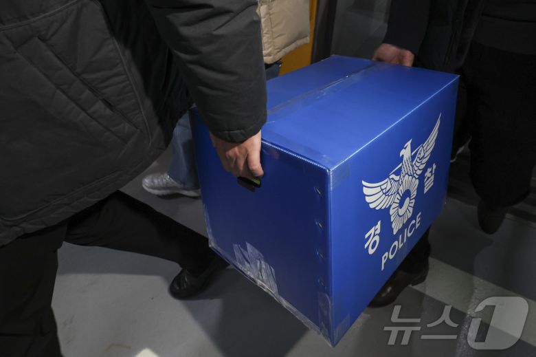 경찰이 대규모 개인정보 유출 사태를 빚은 쿠팡을 상대로 강제수사에 나선 지난 9일 오후 서울 송파구 쿠팡 본사 사무실에서 압수수색을 마친 경찰들이 압수품을 옮기고 있다. (공동취재) 2025.12.9/뉴스1 ⓒ News1 김진환 기자