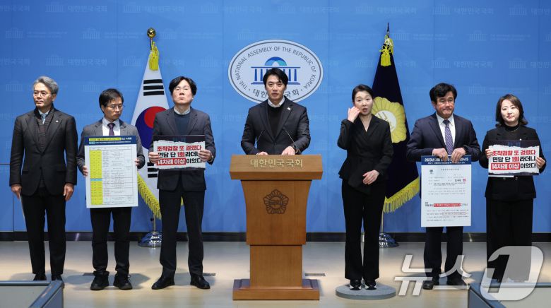 한준호 더불어민주당 정치검찰 조작기소대응특위 위원장이 12일 서울 여의도 국회 소통관에서 김용 전 민주연구원 부원장 사건 관련 검사들에 대한 고발 기자회견을 하고 있다. 2025.12.12/뉴스1 ⓒ News1 신웅수 기자