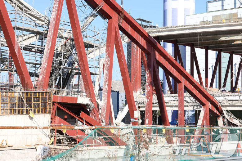 12일 오후 광주 서구 치평동(상무지구)의 광주대표도서관 공사 현장에서 레미콘 타설 중 붕괴 사고로 구조물 안정화와 보강작업을 위해 수색작업이 멈춰있다. ⓒ News1 박지현 기자