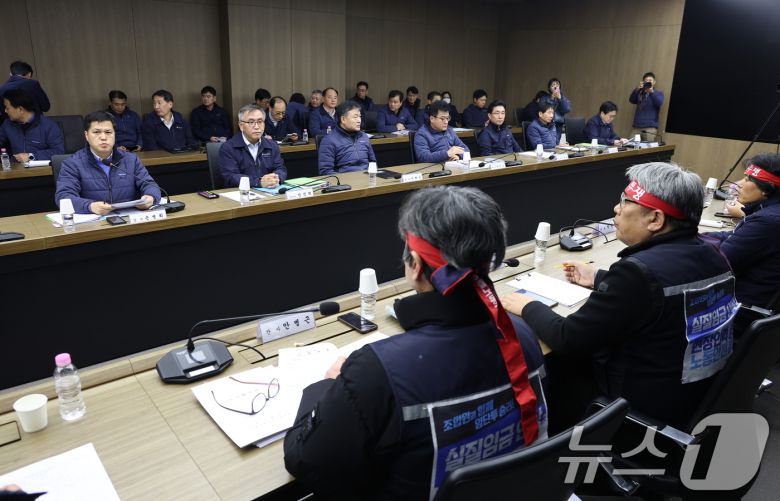 서울교통공사 제1노조인 민주노총 산하 서울교통공사노조가 11일 서울 성동구 서울교통공사 본사에서 열린 본사에서 열린 서울지하철 노사 임금교섭 본회의에 참석하고 있다. (공동취재) 2025.12.11/뉴스1 ⓒ News1 이호윤 기자