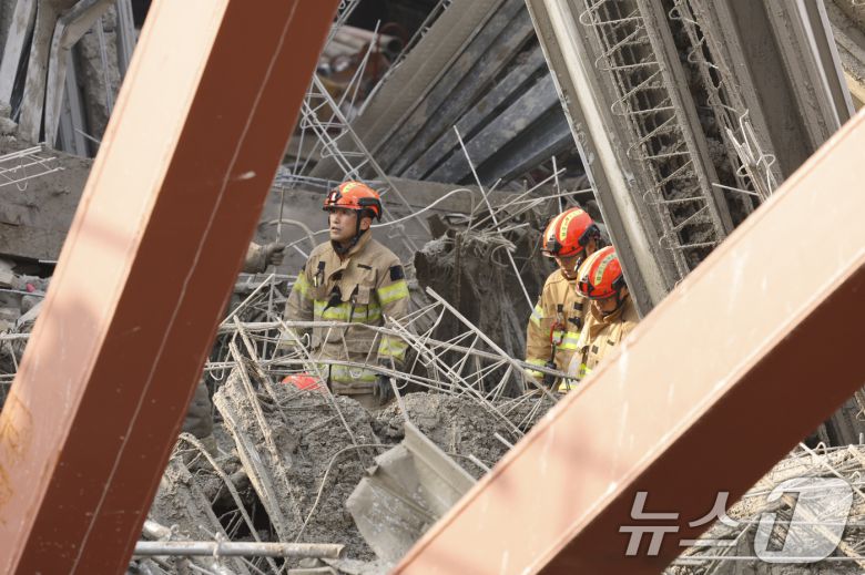 11일 오후 1시 58분쯤 광주 서구 치평동(상무지구)의 광주대표도서관 공사 현장에서 레미콘 타설 중 붕괴 사고가 발생해 4명이 매몰, 소방당국이 구조작업을 하고 있다. 2025.12.11/뉴스1 ⓒ News1 김태성 기자