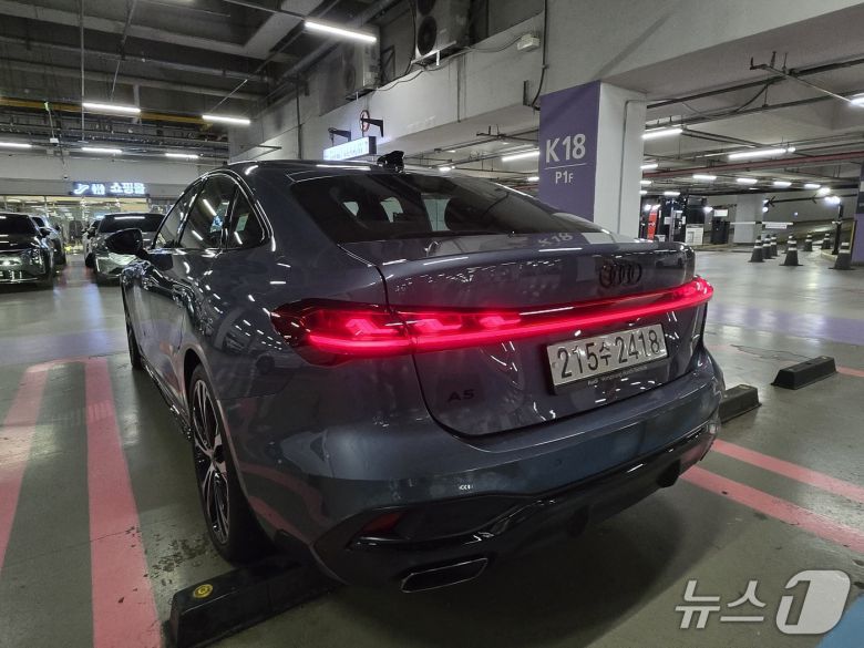 아우디 중형 세단 '더 뉴 아우디 A5' 기본 트림 'A5 40 TFSI 콰트로'(S라인 블랙 에디션)의 후면 모습. 2025.12.10/뉴스1 김성식 기자