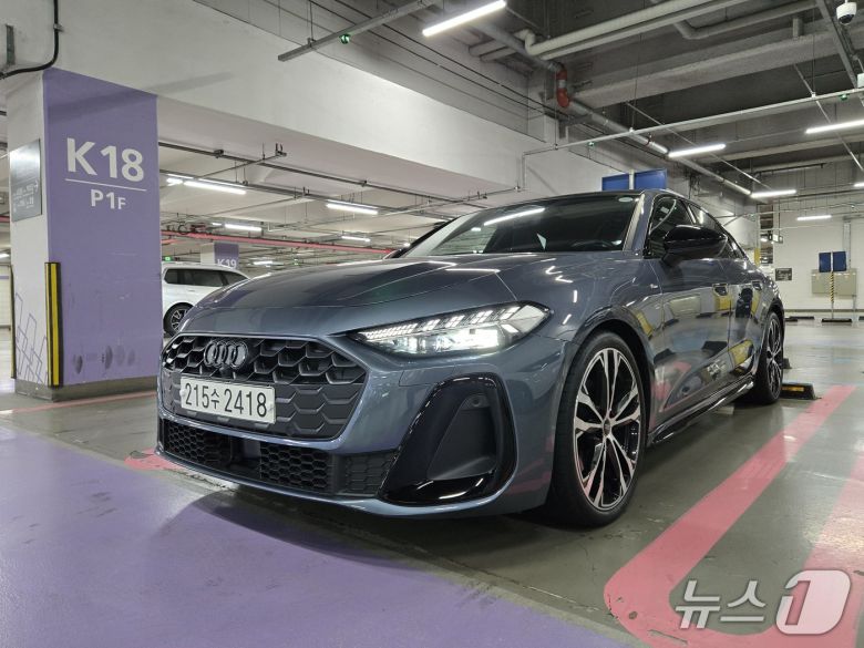 아우디 중형 세단 '더 뉴 아우디 A5' 기본 트림 'A5 40 TFSI 콰트로'(S라인 블랙 에디션)의 전·측면 모습. 2025.12.10/뉴스1 김성식 기자