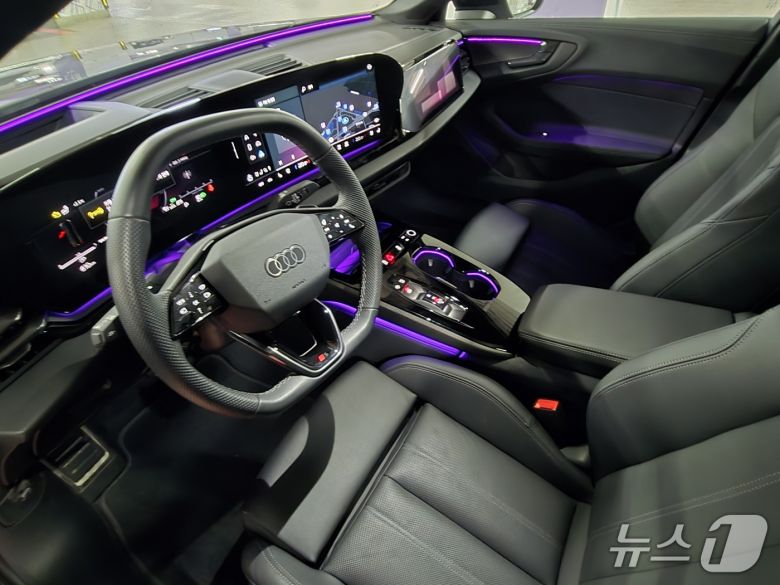 아우디 중형 세단 '더 뉴 아우디 A5' 기본 트림 'A5 40 TFSI 콰트로'(S라인 블랙 에디션)의 1열 내부 모습. 2025.12.10/뉴스1 김성식 기자