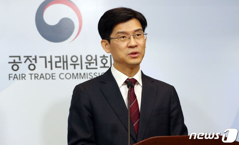 김정기 공정거래위원회 시장감시국장이 2024년 1월 3일 세종시 정부세종청사에서 (주)넥슨코리아의 전자상거래법 위반 행위 제재 내용을 발표하고 있다. 온라인 게임서비스 업체 넥슨코리아가 온라인 PC 게임인 메이플스토리 및 버블파이터 내에서 판매하는 확률형 아이템의 확률을 소비자에게 불리하게 변경하고 이를 누락하여 알리지 않거나 거짓으로 알린 행위에 대해 시정명령과 함께 과징금 116억 원을 부과하기로 결정했다고 밝혔다.2024.1.3/뉴스1 ⓒ News1 김기남 기자