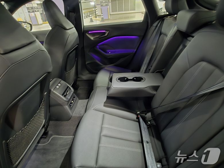 아우디 중형 세단 '더 뉴 아우디 A5' 기본 트림 'A5 40 TFSI 콰트로'(S라인 블랙 에디션)의 2열 내부 모습. 2025.12.10/뉴스1 김성식 기자