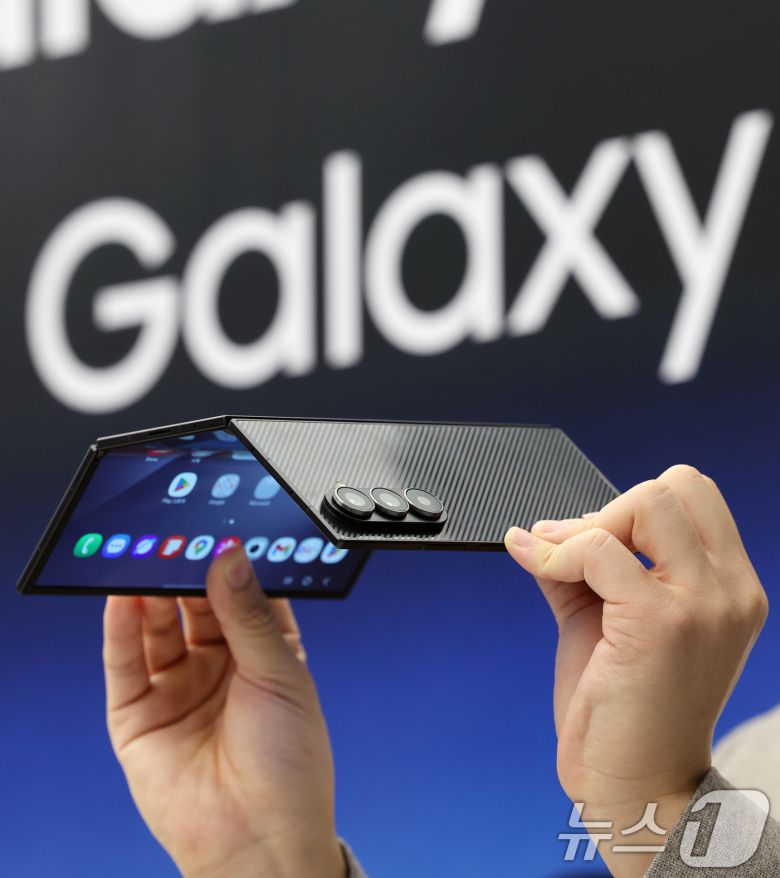 2일 서울 서초구 삼성 강남에서 열린 '삼성전자 갤럭시Z 트라이폴드 출시 미디어데이'에서 모델들이 갤럭시Z트라이폴드를 선보이고 있다. 2025.12.2/뉴스1 ⓒ News1 이호윤 기자