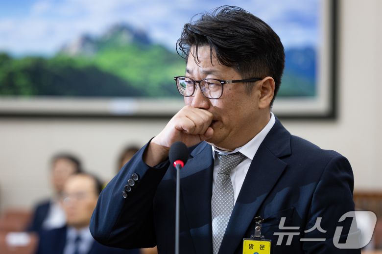 문지석 검사가 15일 서울 여의도 국회에서 열린 기후에너지환경노동위원회 고용노동부 등에 대한 국정감사에 쿠팡CFS 퇴직금 미지급 검찰 수사 관련 참고인으로 출석해 의원 질의에 답변 중 눈물을 삼키고 있다. 2025.10.15/뉴스1 ⓒ News1 유승관 기자