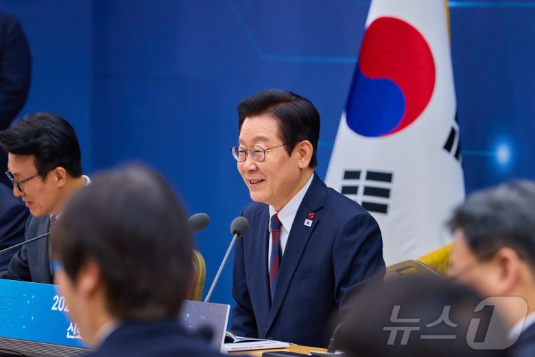 이재명 대통령이 지난 11일 세종시 정부세종컨벤션센터에서 열린 '2026년 대도약하는 경제, 신뢰받는 데이터' 기획재정부(국세청·관세청·조달청)-국가데이터처 업무보고에서 발언하고 있다. (대통령실 제공. 재판매 및 DB 금지) 2025.12.11/뉴스1 ⓒ News1 이재명 기자