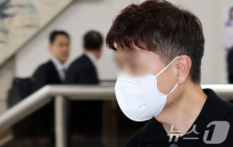 개그맨 박수홍의 출연료 등 62억 원을 빼돌린 혐의를 받는 친형 박 모씨가 17일 서울 서초구 서울고등법원에서 열린 특정경제범죄가중처벌등에관한법률위반(횡령)등 항소심 1차 공판에 출석하고 있다. 2024.5.17/뉴스1 ⓒ News1 김성진 기자