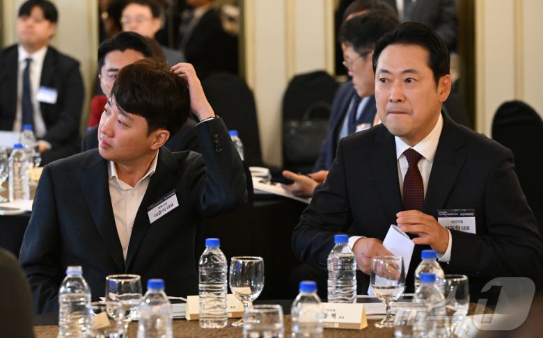 장동혁 국민의힘 대표와 이준석 개혁신당 대표가 23일 서울 영등포구 CCMM빌딩에서 열린 2025 국민미래포럼 '선도국가로의 퀀텀점프 : 과학기술이 여는 새로운 성장’에 참석해 있다, 2025.10.23/뉴스1 ⓒ News1 국회사진기자단