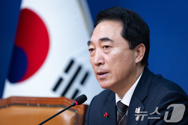 박수현 더불어민주당 수석대변인이 14일 서울 여의도 국회에서 기자간담회를 열고 모두 발언을 하고 있다. 2025.12.14/뉴스1 ⓒ News1 유승관 기자