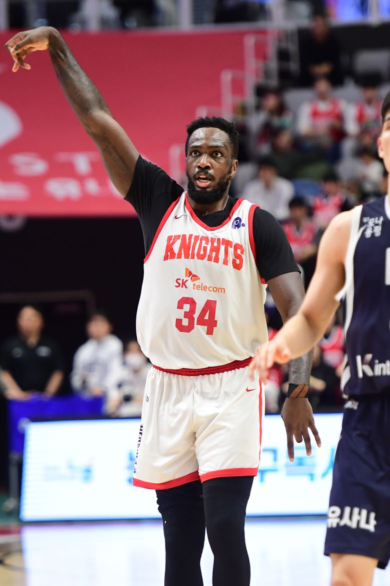 서울 SK 자밀 워니가 14일 수원 KT와 경기에서 플레이를 지켜보고 있다.(KBL 제공)