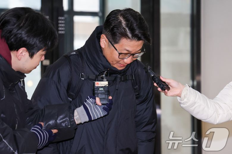 문지석 광주지검 부장검사가 14일 오전 서울 서초구 안권섭 특별검사팀 사무실에서 '쿠팡 일용직 노동자 퇴직금 미지급 사건' 관련 참고인 신분으로 두 번째 조사를 받기 전 취재진 질문에 답한 뒤 인사하고 있다. 2025.12.14/뉴스1 ⓒ News1 안은나 기자