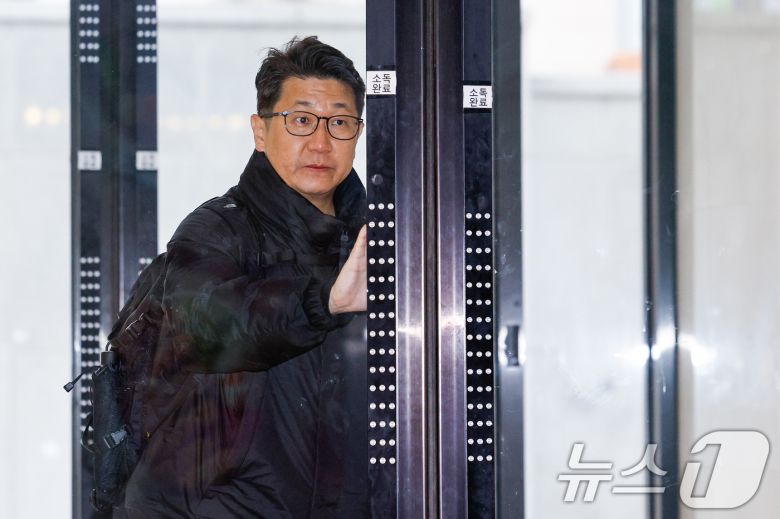 문지석 광주지검 부장검사가 14일 오전 서울 서초구 안권섭 특별검사팀 사무실에서 '쿠팡 일용직 노동자 퇴직금 미지급 사건' 관련 참고인 신분으로 두 번째 조사를 받기 위해 출석하고 있다. 2025.12.14/뉴스1 ⓒ News1 안은나 기자