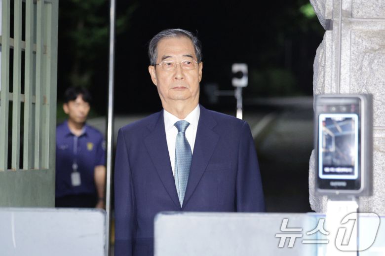 한덕수 전 국무총리가 지난 8월 27일 오후 구속영장이 기각된 후 경기 의왕시 서울구치소를 나서고 있다./뉴스1 ⓒ News1 신웅수 기자