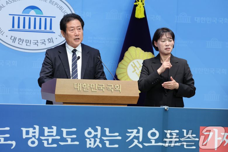 더불어민주당 부산시당위원장 선거에 출마했으나 컷오프된 유동철 수영구지역위원장은 5일 서울 여의도 국회 소통관에서 기자회견을 하고 있다. 2025.11.5/뉴스1 ⓒ News1 신웅수 기자