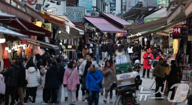 서울 중구 남대문시장을 찾은 시민들과 관광객들. 2025.1.2/뉴스1 ⓒ News1 이승배 기자