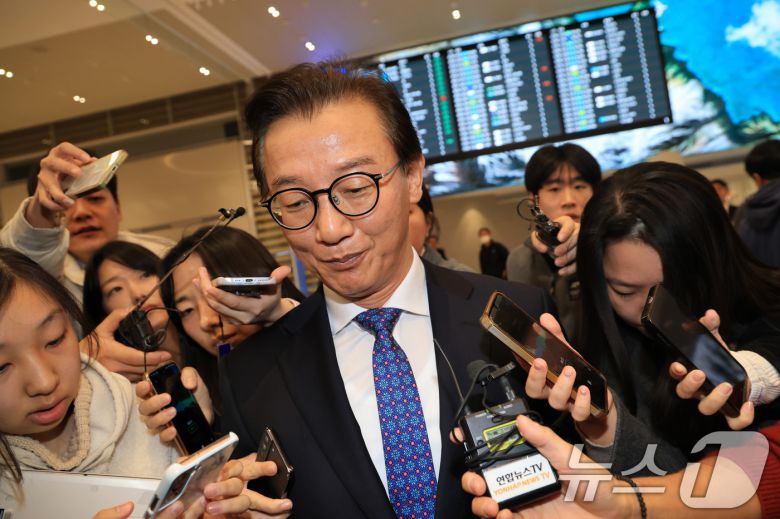 통일교로부터 금품을 수수했다는 의혹이 제기된 전재수 해양수산부 장관이 11일 오전 'UN해양총회' 유치 활동을 마친 후 인천국제공항 제2여객터미널을 통해 귀국해 입장을 밝힌 후 공항을 빠져나가고 있다.  (공동취재) 2025.12.11/뉴스1 ⓒ News1 김성진 기자