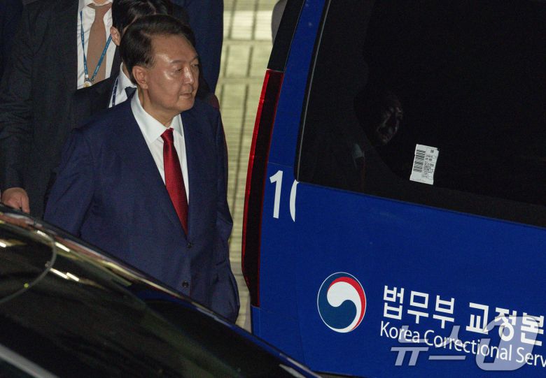 12·3 비상계엄과 관련해 특검 수사를 받는 윤석열 전 대통령이 지난 7월 9일 밤 서울중앙지법에서 두 번째 구속 전 피의자심문(영장실질심사)을 마친 뒤 대기장소인 서울구치소로 이동하는 모습. 2025.7.9/뉴스1 ⓒ News1 사진공동취재단