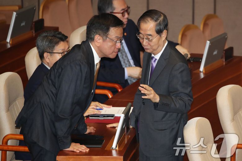 한덕수 국무총리와 최상목 경제부총리 겸 기획재정부장관이 5일 오전 서울 여의도 국회 본회의장에서 대화하고 있다. 2024.9.5/뉴스1 ⓒ News1 이광호 기자