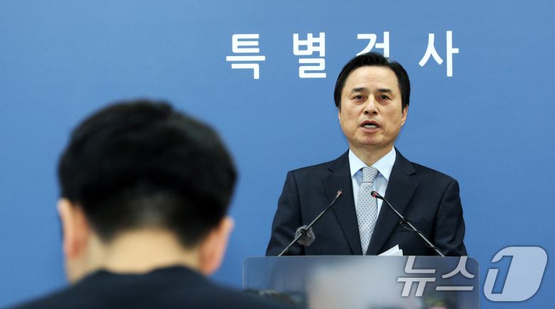 조은석 특검이 15일 서울 서초구 서울고검에서 윤석열 전 대통령의 비상계엄 선포 동기와 최초 준비 시점 등을 포함한 수사 결과를 발표하고 있다. (공동취재) 2025.12.15/뉴스1 ⓒ News1 박지혜 기자