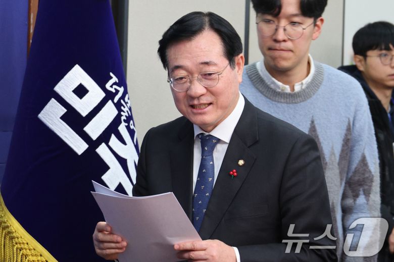 민홍철 더불어민주당 중앙위원회 의장이 15일 서울 여의도 국회에서 열린 중앙위원회에 참석하고 있다. 2025.12.15/뉴스1 ⓒ News1 신웅수 기자