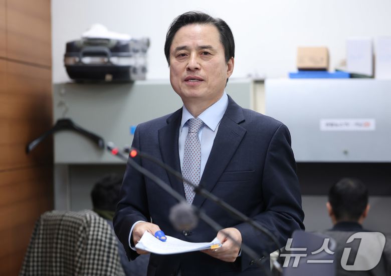 조은석 특별검사가 15일 서울 서초구 서울고검에서 12·3 비상계엄 사태 관련 내란·외환 사건 최종 수사 결과를 발표하기 위해 기자실로 들어서고 있다. (공동취재) 2025.12.15/뉴스1 ⓒ News1 박지혜 기자